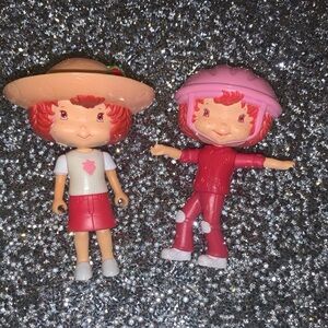 2 strawberry shortcake figures